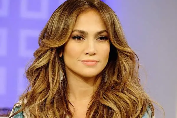 Jennifer Lopez causa polémica al lucir estilo secretaria en Instagram