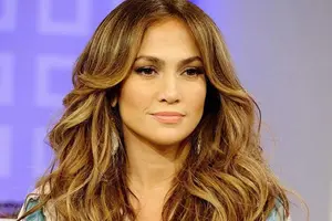 Jennifer Lopez causa polémica al lucir estilo secretaria en Instagram