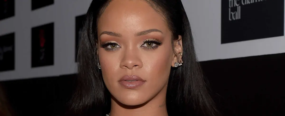 Rihanna pretende mostrar sus atributos femeninos, pero luego se arrepiente