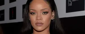 Rihanna pretende mostrar sus atributos femeninos, pero luego se arrepiente