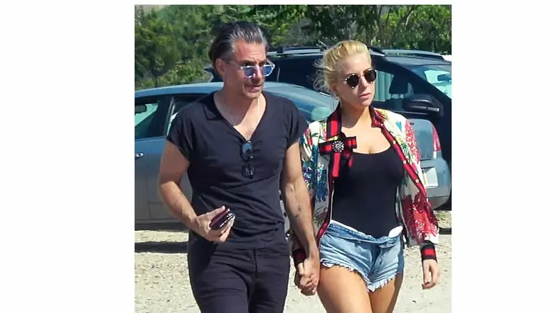 Lady Gaga camina de la mano con nuevo Novio