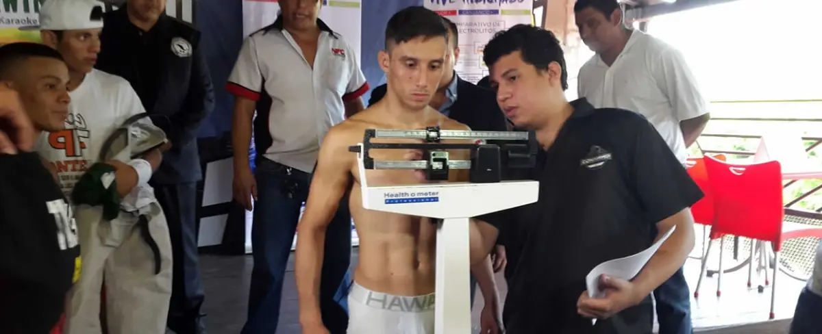 Ceremonia de pesaje "Guerra de Titanes" en Artes Marciales Mixtas