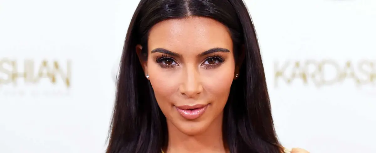 Kim Kardashian reaparece con diminuto bikini