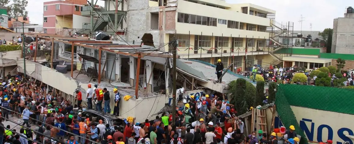 Detectan a tres niños más con vida en colegio colapsado en México