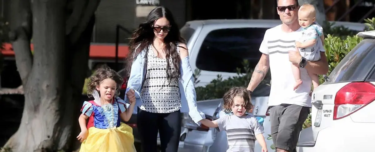 El esposo Megan Fox defiende a su hijo por usar vestidos