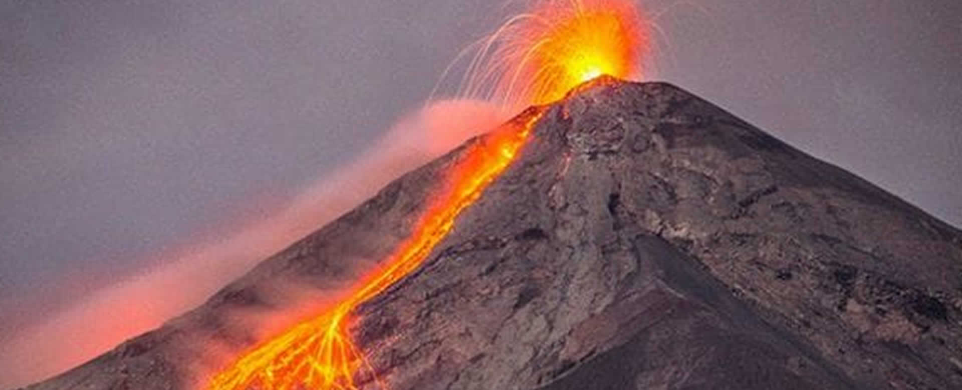 El "Volcán de Fuego" en Guatemala elevó la intensidad de sus erupciones