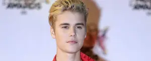 Justin Bieber presume nuevos tatuajes en su esbelto abdomen