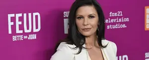 Catherine Zeta Jones luce “bella y natural” sin maquillaje