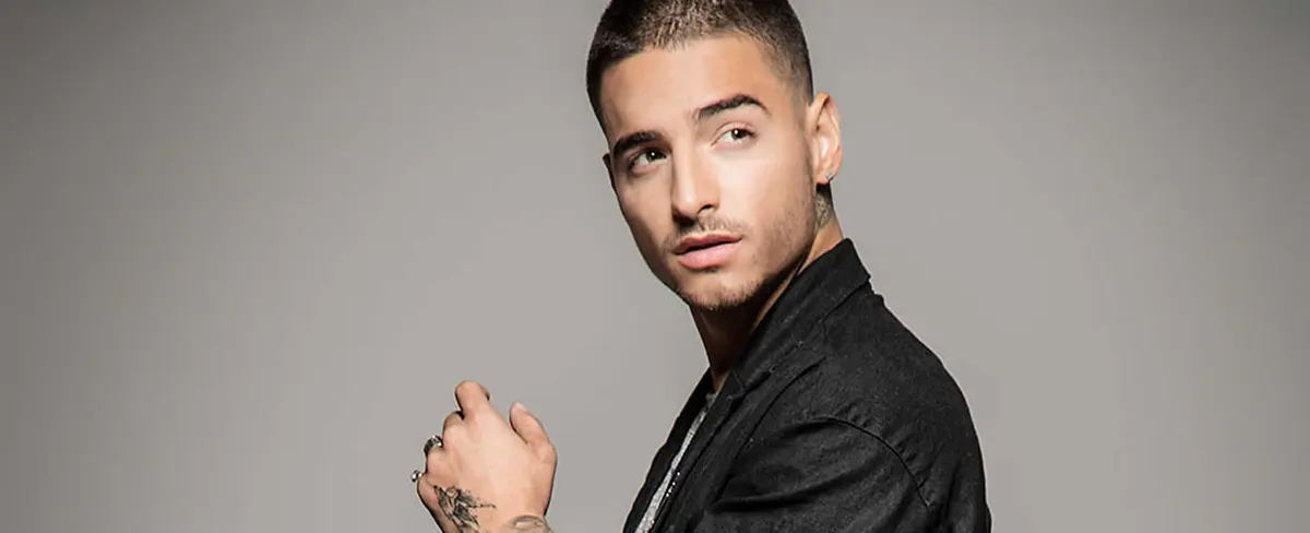 Maluma enfrenta críticas por besar a su madre en la boca