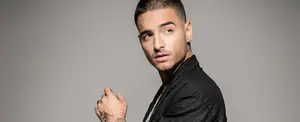 Maluma enfrenta críticas por besar a su madre en la boca