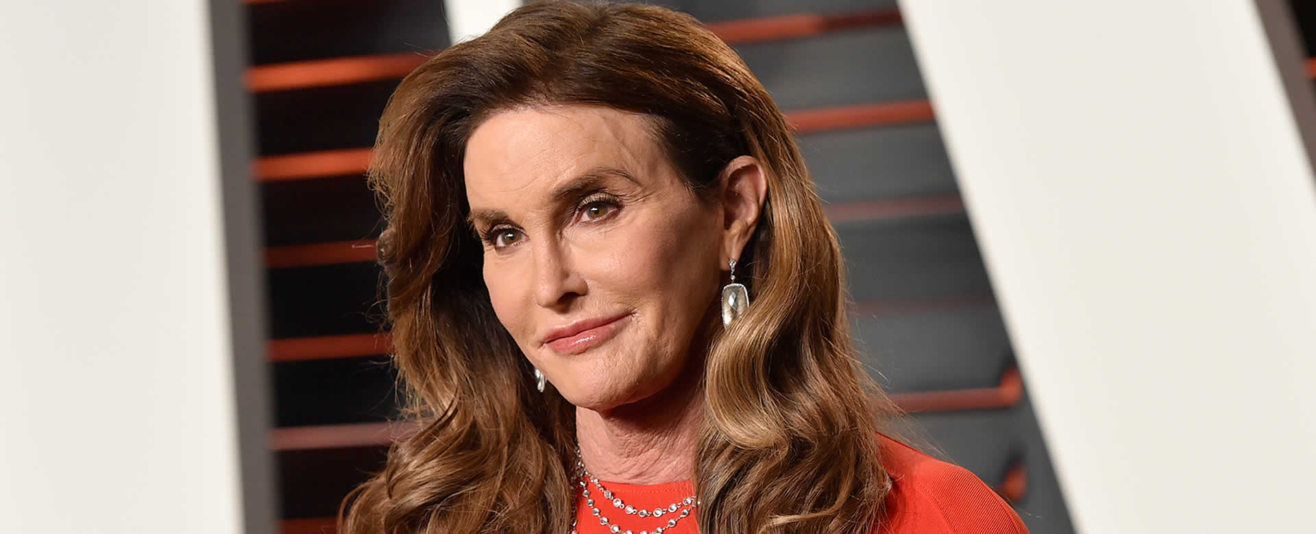 Caitlyn Jenner sorprende en redes sociales con traje de baño
