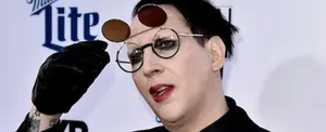 Marilyn Manson queda aplastado por dos pistolas gigantes durante concierto
