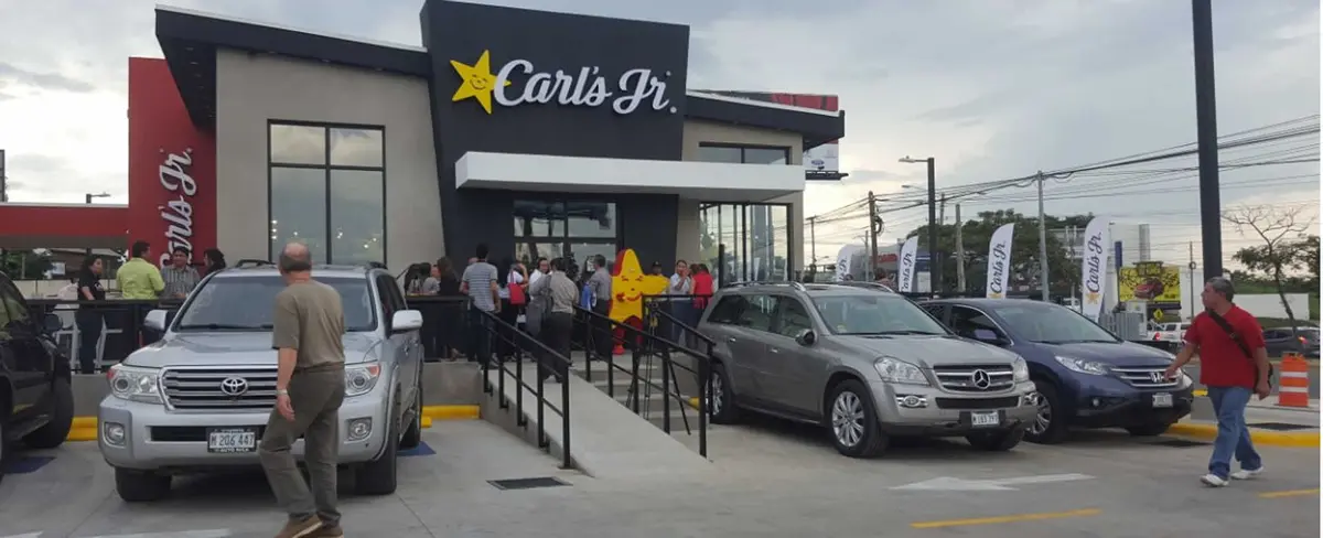 Carl's Jr inaugura segundo restaurante en Galerías Santo Domingo