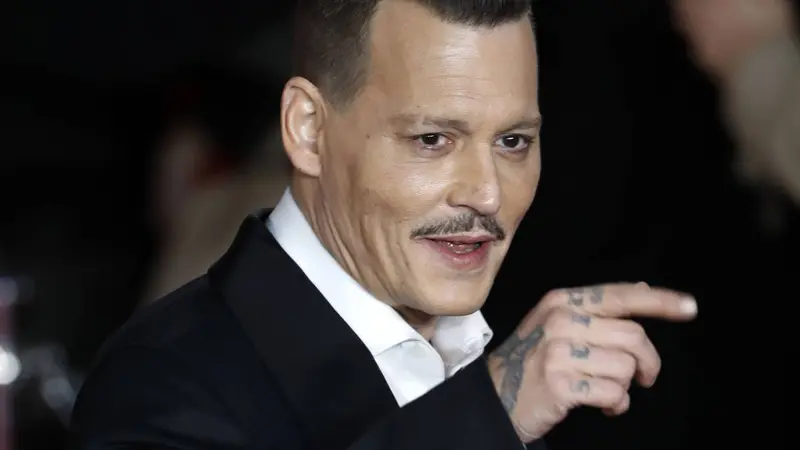 Johnny Depp aparece borracho ante las cámaras
