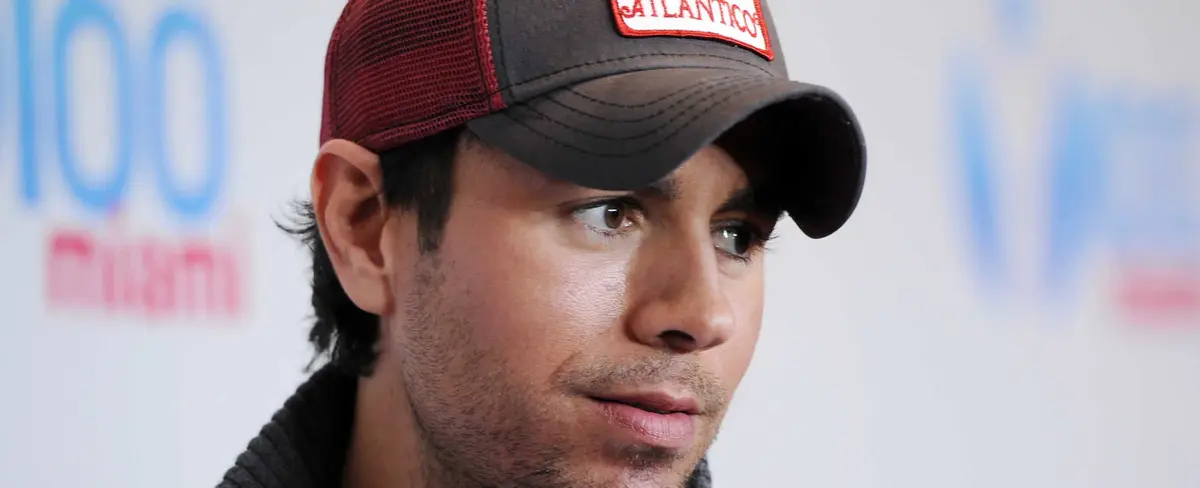 ¿Por qué Enrique Iglesias casi siempre usa gorra?