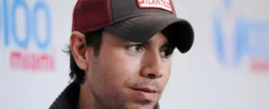 ¿Por qué Enrique Iglesias casi siempre usa gorra?