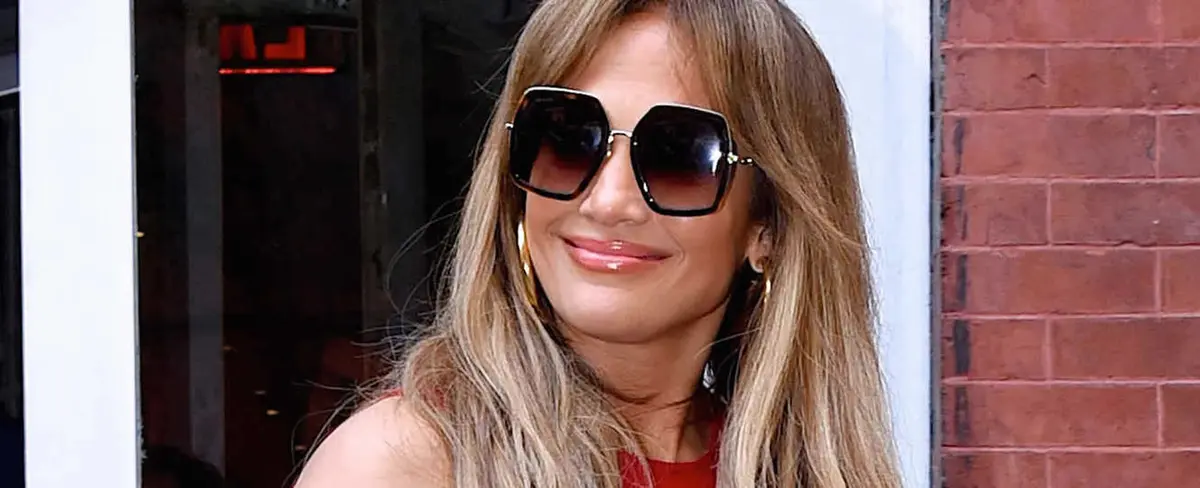 Jennifer Lopez presume su esbelto cuerpo semidesnudo en Dubai
