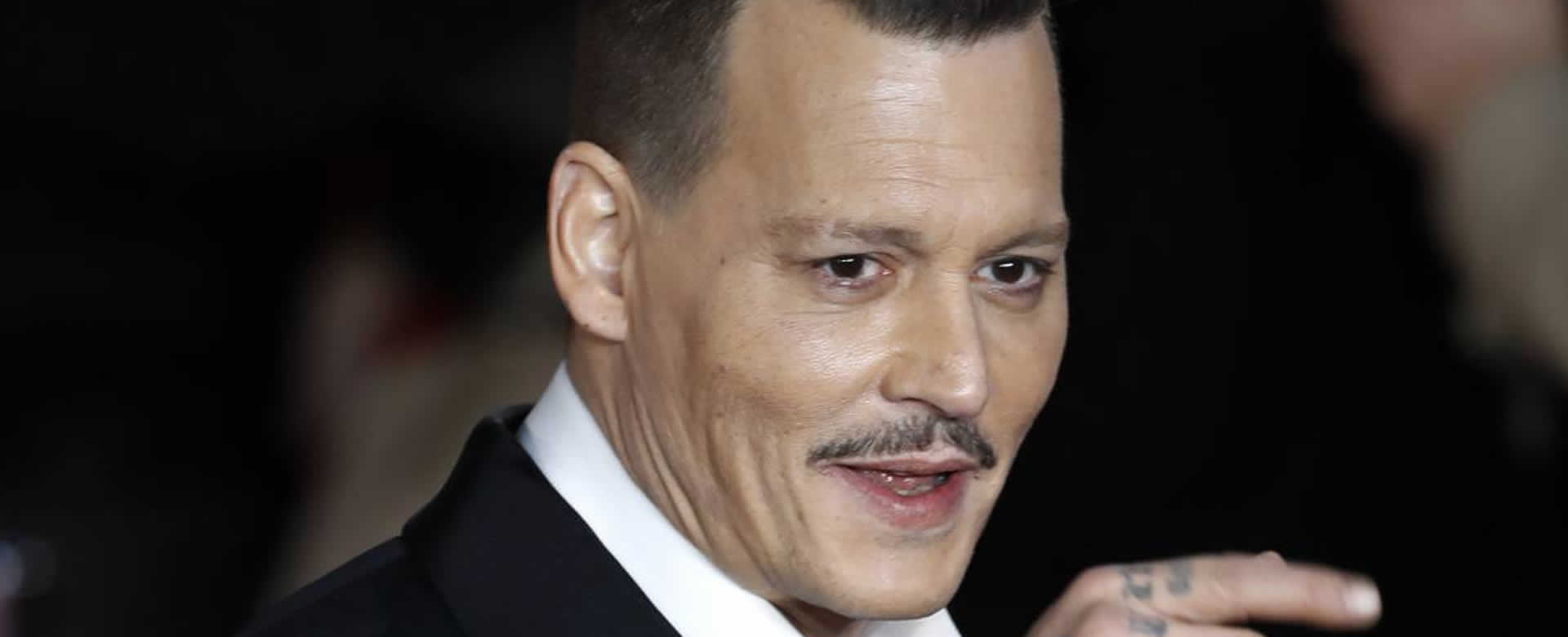Johnny Depp aparece borracho ante las cámaras