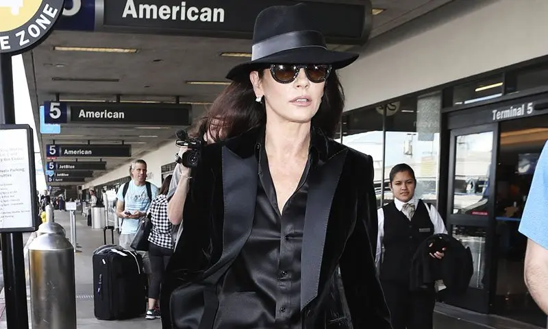 Catherine Zeta-Jones y su look masculino que usó en un aeropuerto