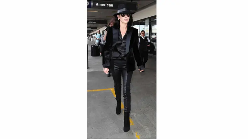 Catherine Zeta-Jones y su look masculino que usó en un aeropuerto