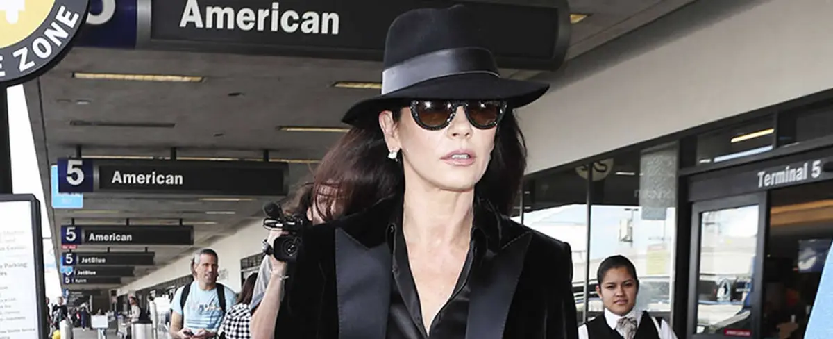 Catherine Zeta-Jones luce un look masculino en el aeropuerto de Los Ángeles