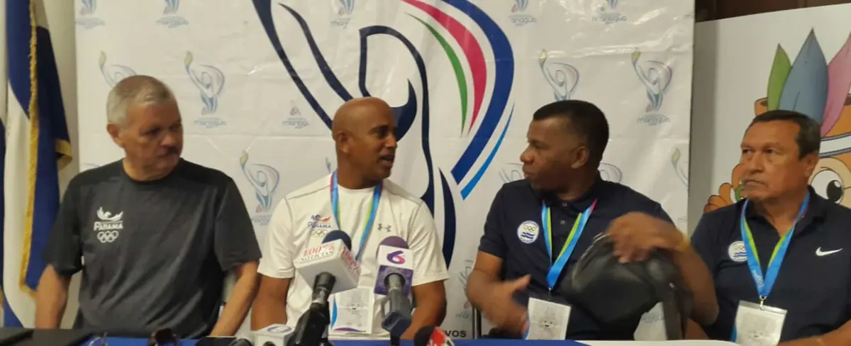 Managers de las selecciones del Salvador y Panamá en conferencia de prensa