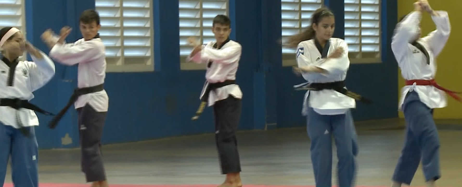 Selección de Taekwondo y karate llegan al país tras preparación en Cuba