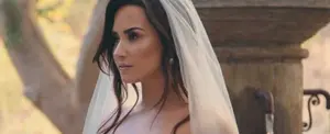 Demi Lovato queda vestida y alborotada en el altar