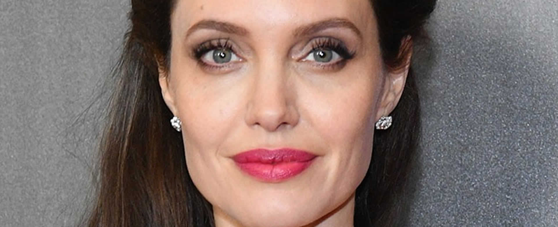 Joven se somete a 50 cirugías para parecerse a Angelina Jolie