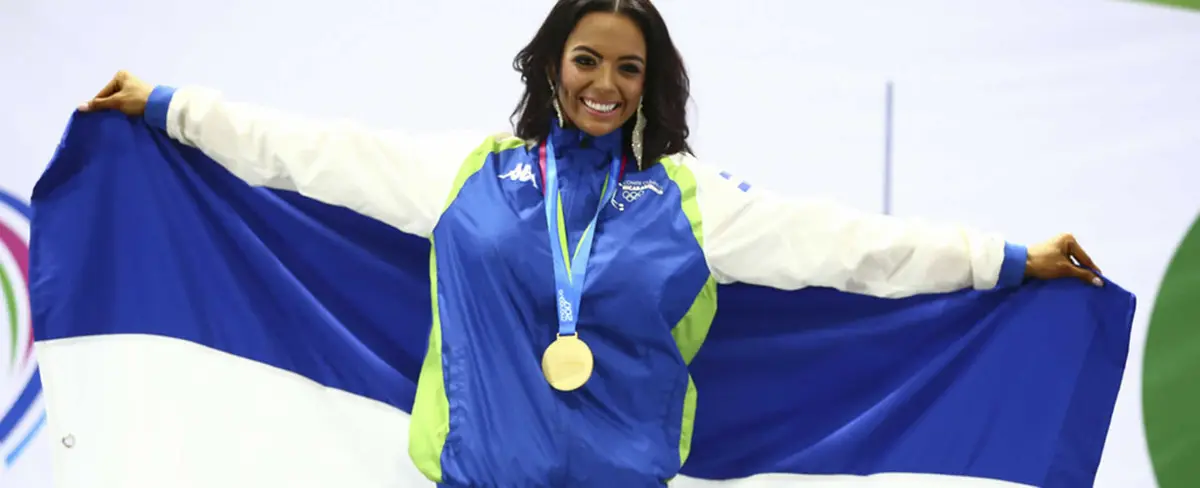 Farah Eslaquit conquista medalla de oro en Fisicoculturismo