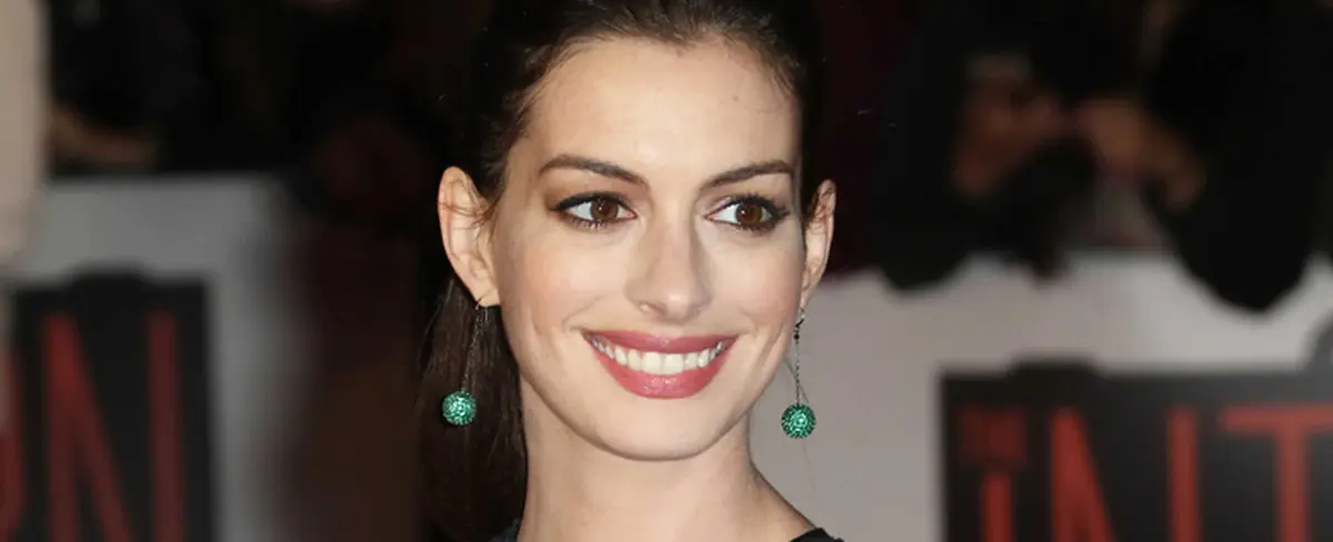 Anne Hathaway apoyó la campaña “Time’s Up” de los Globos de Oro 2018
