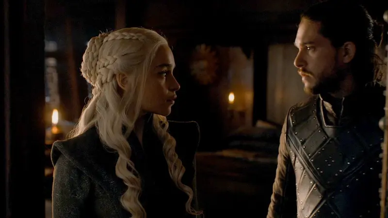 Una de las revelaciones más esperadas de la serie llegó en el episodio final de la séptima temporada: Jon Snow es en realidad hijo de Rhaegar Targaryen y Lynna Stark. Es decir, Aparte de una situación incómoda cuando lo descubran los amantes, lo más importante es que Jon se ha convertido en el legítimo heredero del Trono de Hierro. Y así, su hermana Sansa seguirá ejerciendo de la Señora del Norte. Teniendo en cuenta el carácter del personaje, y su nueva relación amorosa, parece improbable que el nuevo Aegon Targaryen piense en discutir el reinado a Daenerys, y lo más probable es que simplemente fortalezca su unión. A menos que uno de los dos tenga problemas con el incesto, habitual en la casa Targaryen