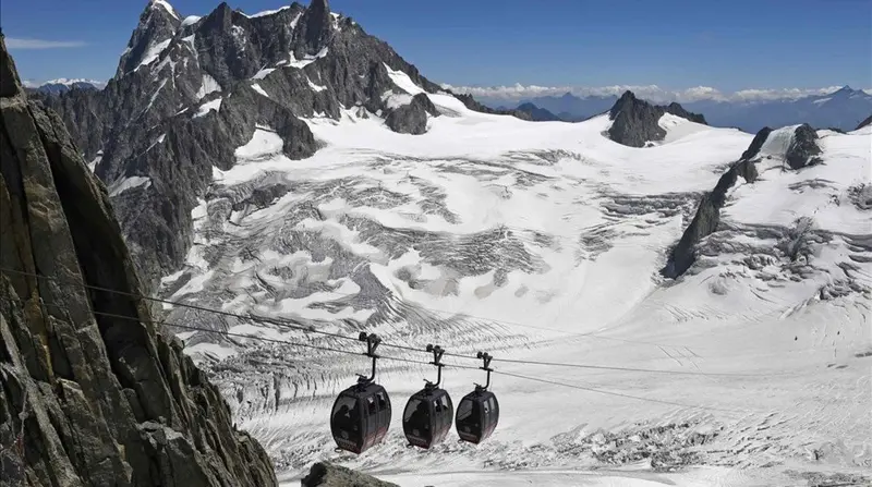 Cientos de turistas retornan a sus hogares con el cesar de nevadas en Los Alpes