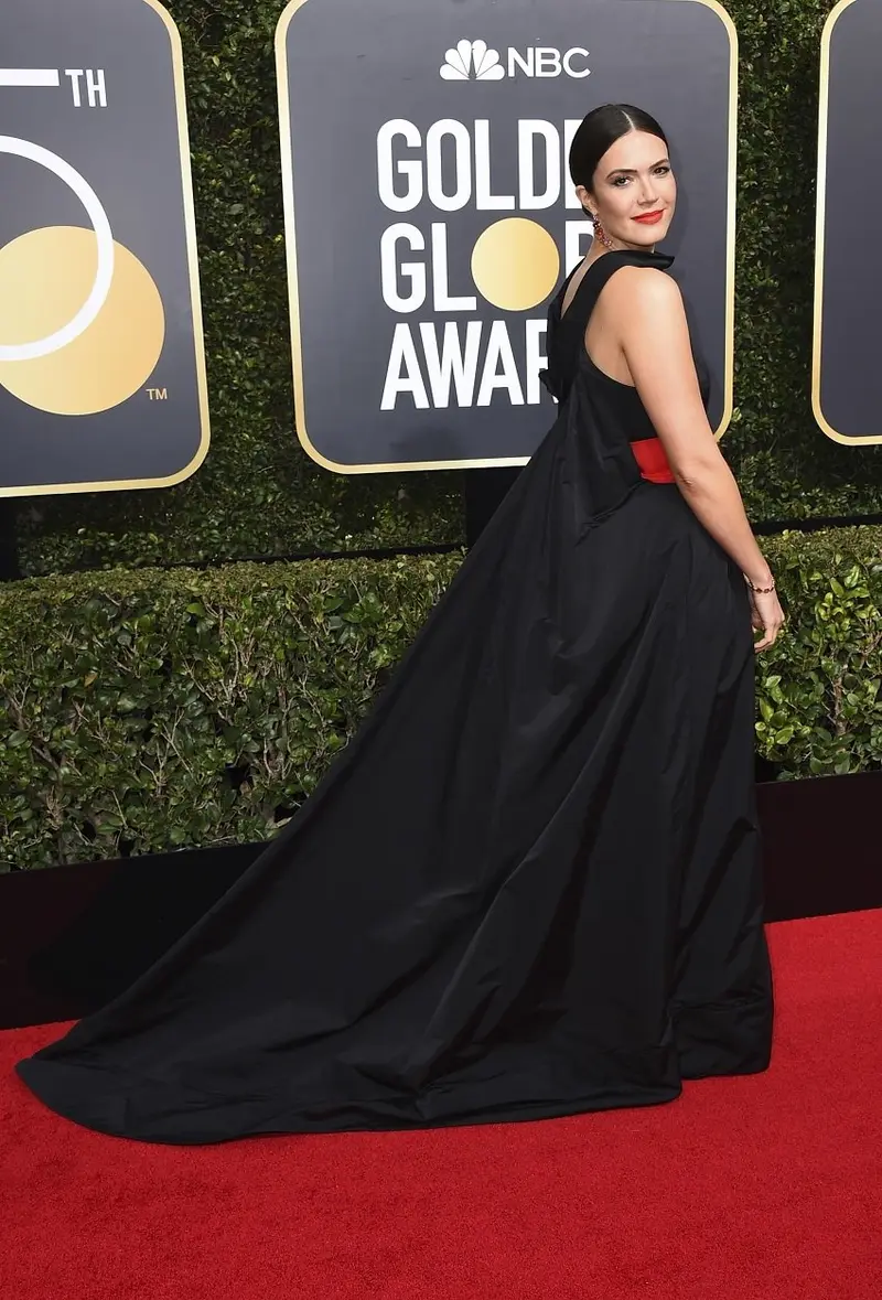 Mandy Moore hizo transpirar elegancia a la Alfombra Roja de Globos de Oro