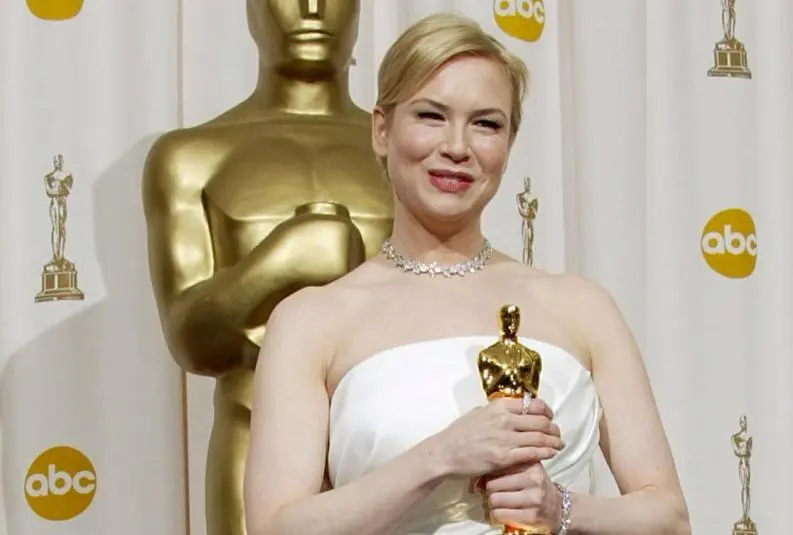 Por último, la particular Renee Zellweger, tampoco le fascine la idea de ser madre y dedicarse en cuerpo y alma a sus hijos, ella comenta. “La maternidad nunca fue mi ambición. Nunca tuve expectativas, simplemente tomo las cosas como vienen, cada día a la vez, y si suceden las cosas, está bien para mí.
