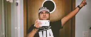 ¿Personalidades de la farándula nica les niegan fotografías a sus fans?
