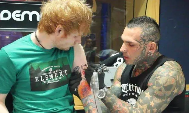Ed Sheeran se tatúa su marca favorita de salsa de tomate 