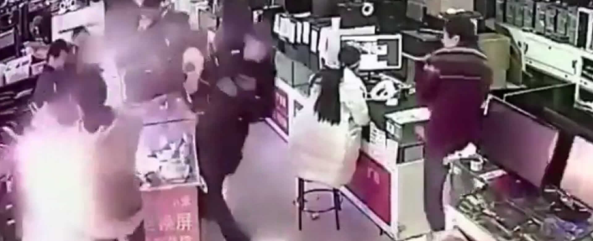 Batería de iPhone explota en el rostro de un joven porque se le ocurrió morderla
