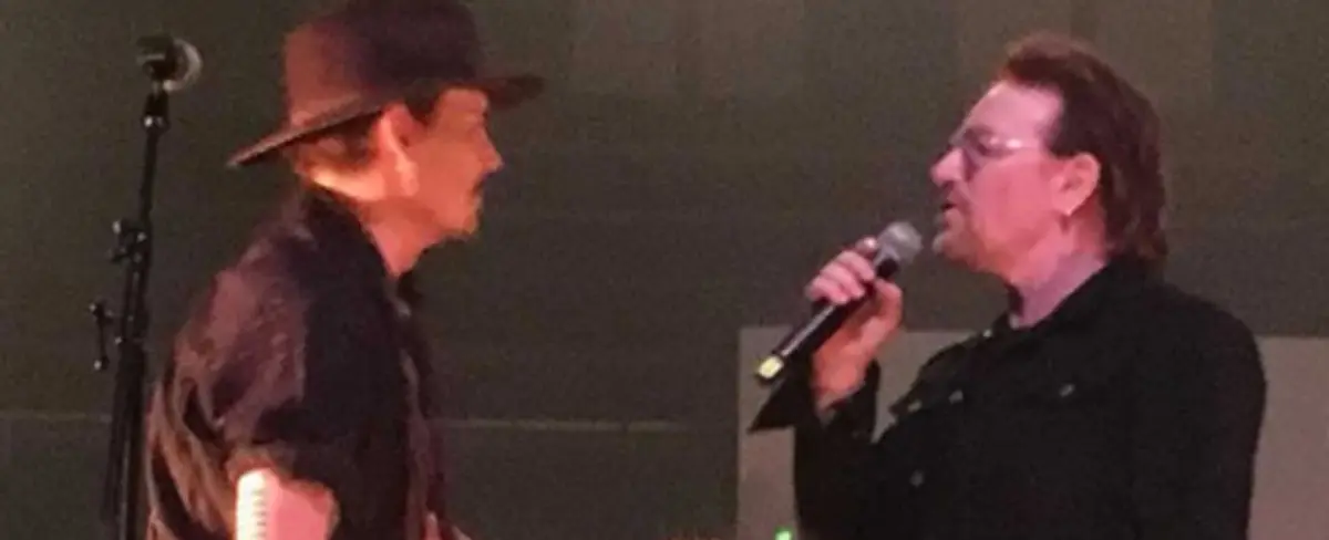 Johnny Depp y rockero Bono de U2 honran memoria de vocalista de Cranberries