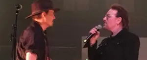 Johnny Depp y rockero Bono de U2 honran memoria de vocalista de Cranberries