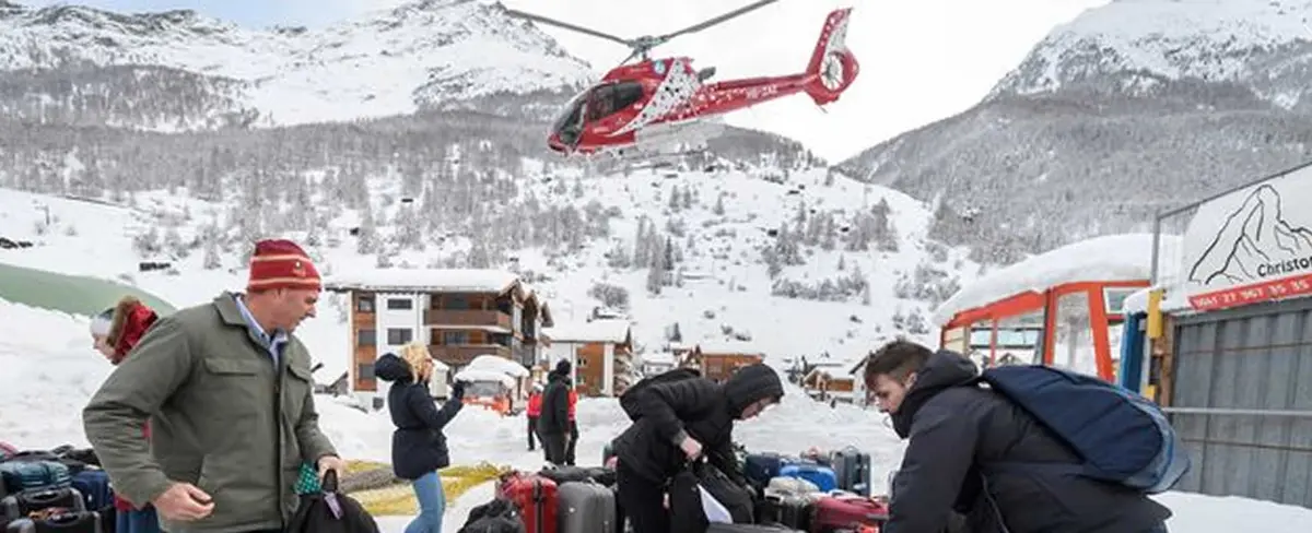 Cientos de turistas retornan a sus hogares con el cesar de nevadas en Los Alpes