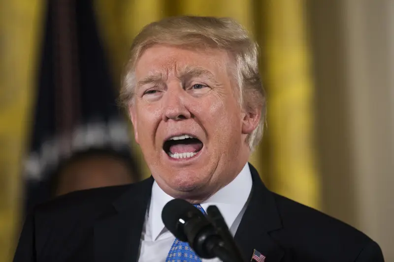 Donald Trump se refiere a inmigrantes de El Salvador y Haití como "países de m%#&@"