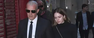 Antonio Banderas luce sin cabello y sin cejas