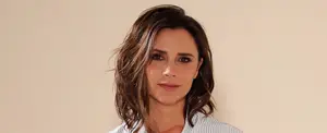 Victoria Beckham no pierde el glamour aunque luzca bota ortopédica