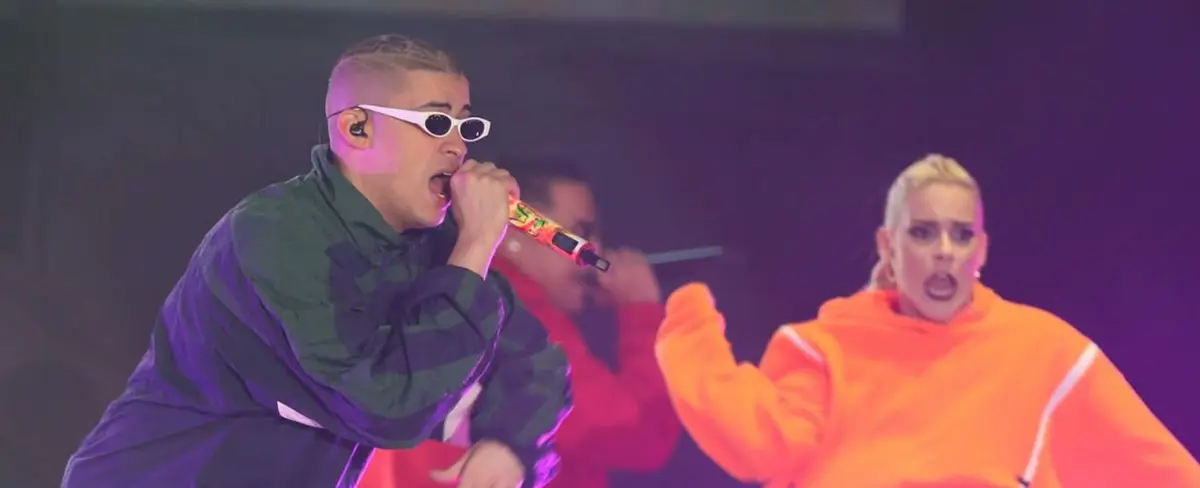 ¿Se le cayeron o le robaron los lentes al "Conejo" más famoso de la música?
