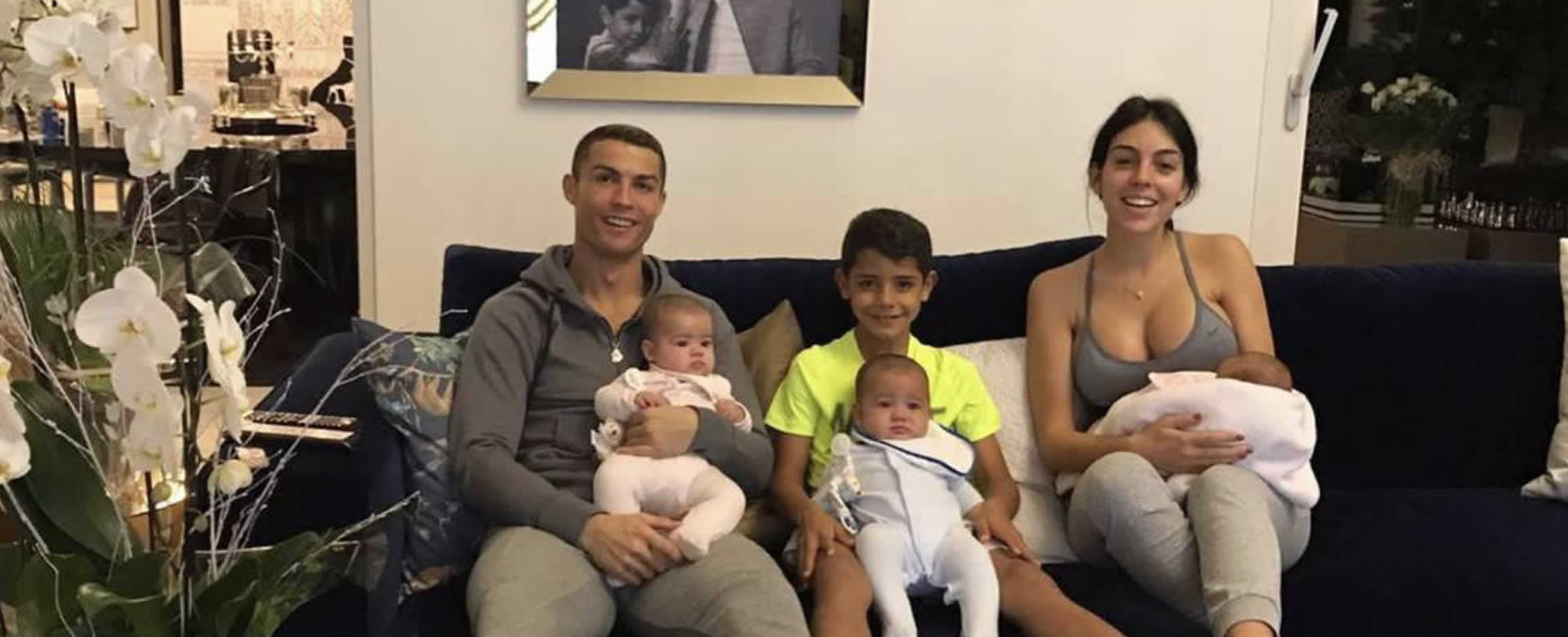 Cristiano y Georgina enseñan a sus bebés a nadar