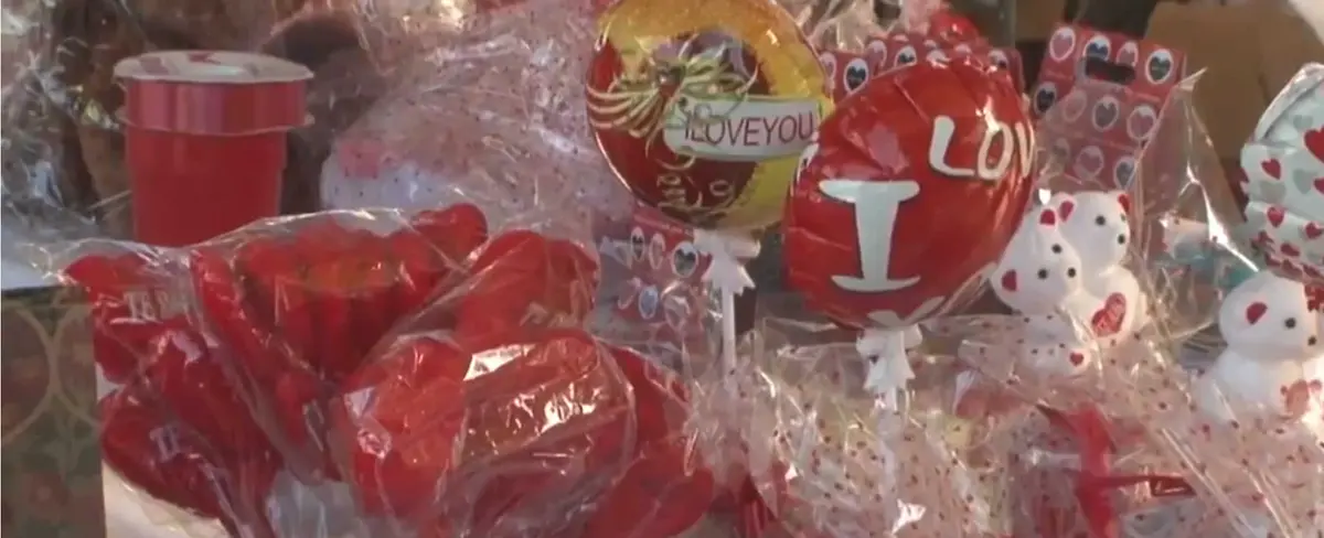 Comerciantes abarrotan tramos con productos de amor