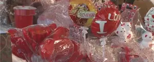 Comerciantes abarrotan tramos con productos de amor