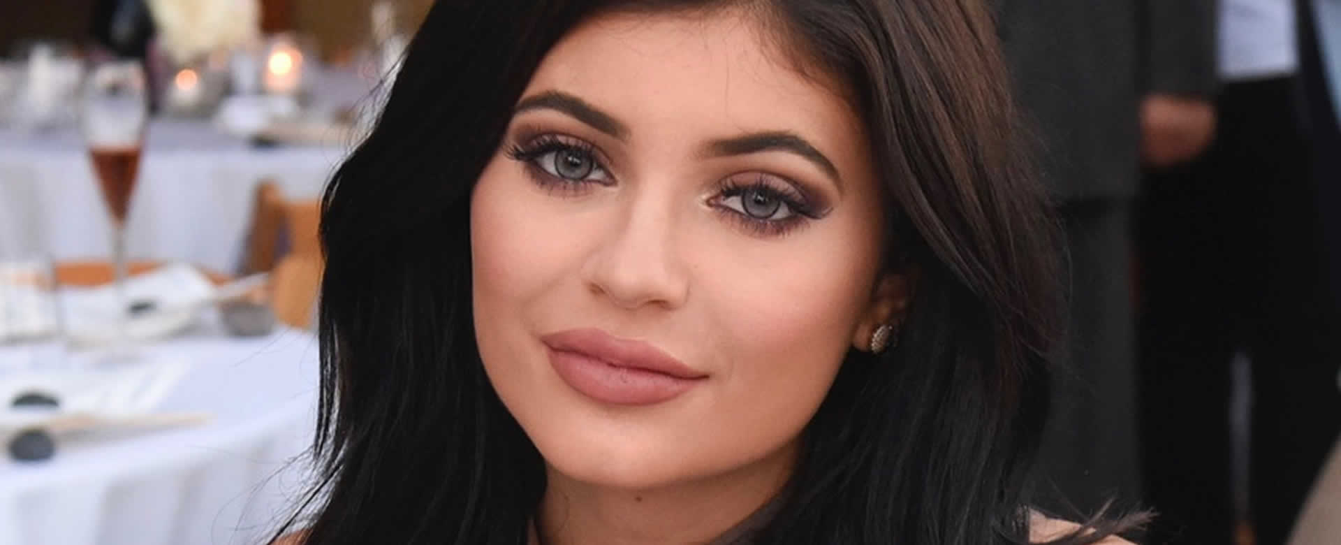 Kylie Jenner deja ver el rostro de su bebé a un mes de nacida