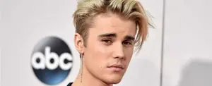 Justin Bieber sufre de acné y no se lo oculta a sus fans